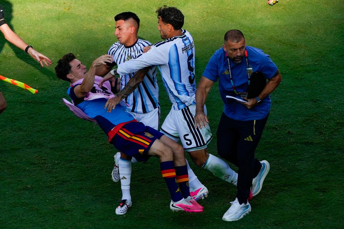 Una buena para la Selección Argentina: los sancionados del Mundial podrán cumplir sus suspensiones en amistosos