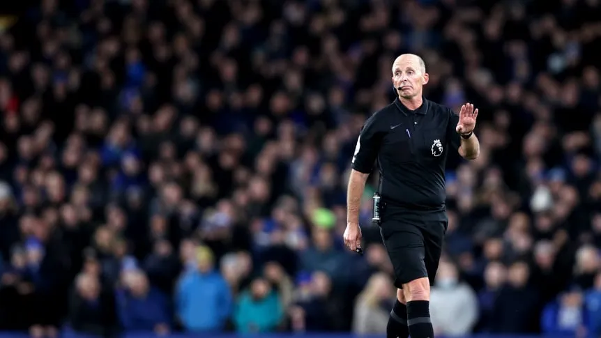 Escándalo en la Premier League: El exárbitro Mike Dean admitió que realizaba 